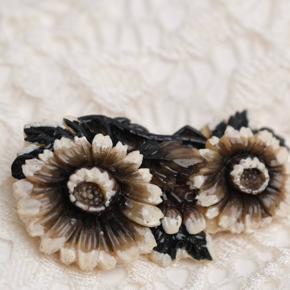 Super Sweet Flower Brooch - Picture 2 of 6